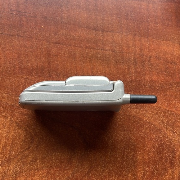 Vintage Mercedes-Benz Motorola Timeport Cell Phone sold as is. Preowned - Picture 5 of 12